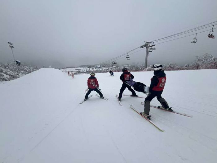 就业创业看四川丨滑雪巡救员梁钊明驰骋雪场的“安全卫士”(图2)