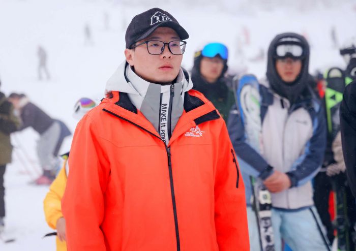 就业创业看四川丨滑雪巡救员梁钊明驰骋雪场的“安全卫士”(图1)