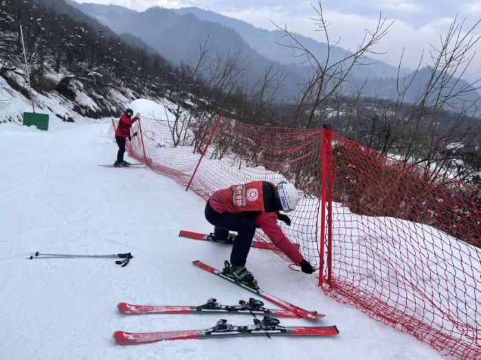 就业创业看四川丨滑雪巡救员梁钊明驰骋雪场的“安全卫士”(图3)