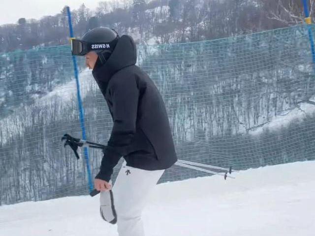 张馨予分享滑雪何捷化身专属教练贴心指导喊老婆太甜蜜了(图1)