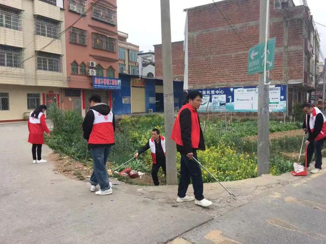 怀集乱堆乱放、广告张贴、绿化带里的垃圾及烟头等情况被整治！(图1)