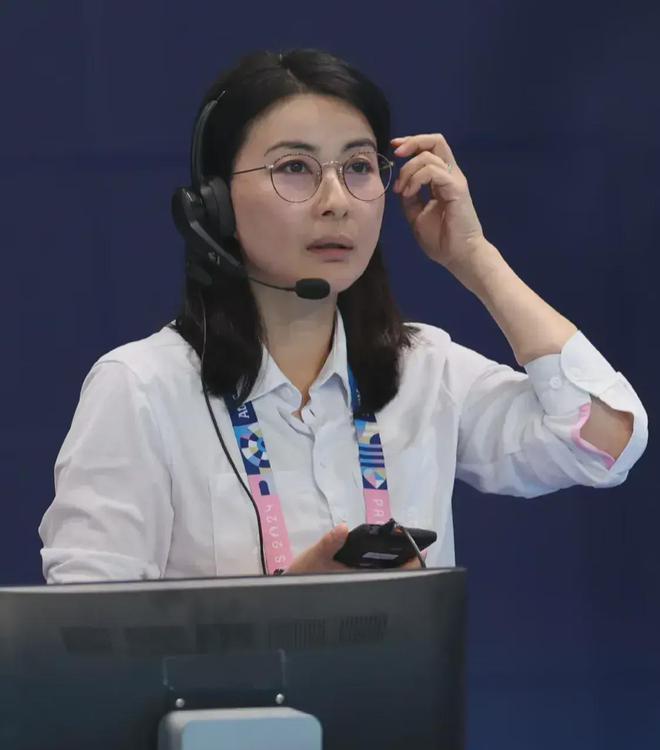 全红婵抱紧谷爱凌她还亲了一口郭晶完美体育网站晶郭晶晶给她和陈芋汐拍照(图10)