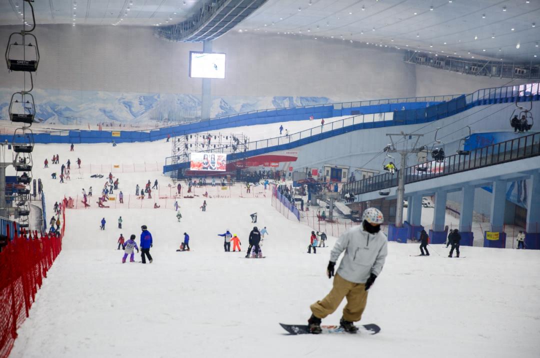 冰雪消融“热雪”更热！哈尔滨室内滑雪场引全国雪友春季“追雪”(图1)