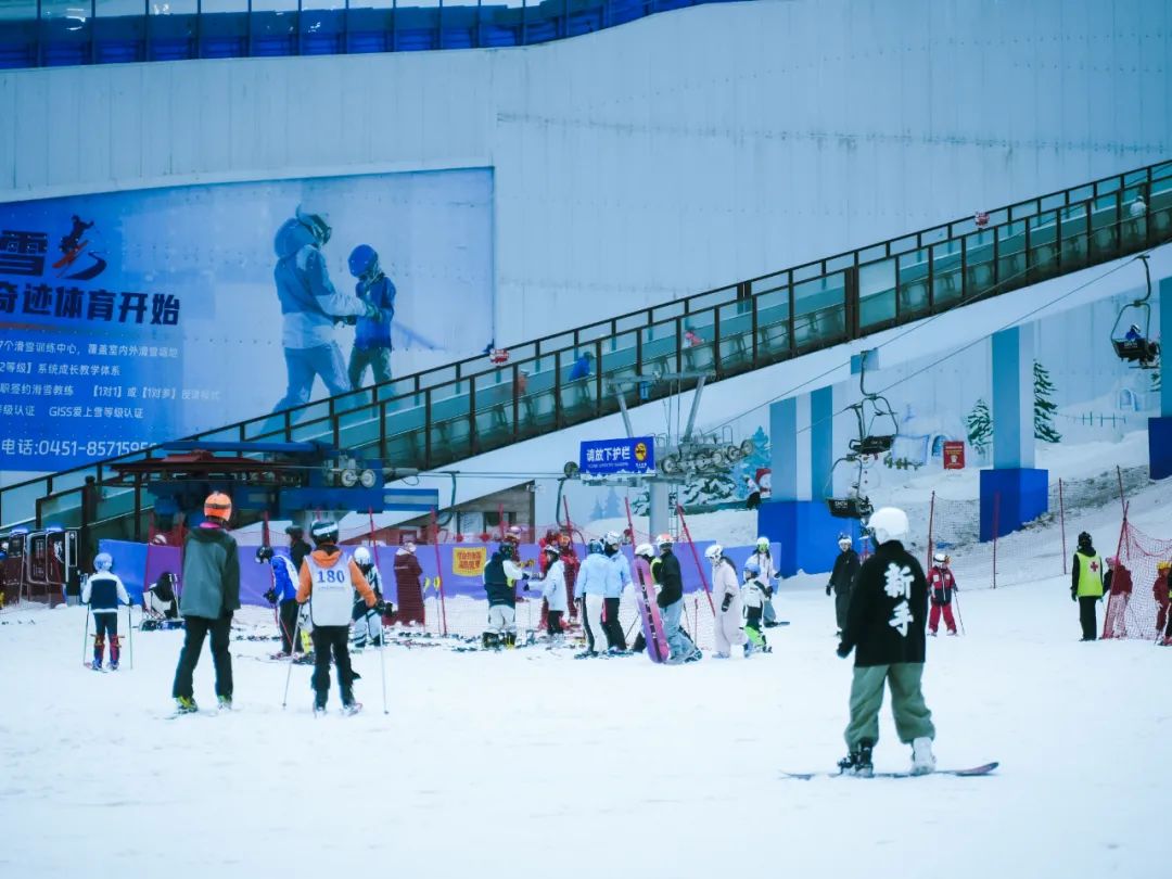 冰雪消融“热雪”更热！哈尔滨室内滑雪场引全国雪友春季“追雪”(图6)