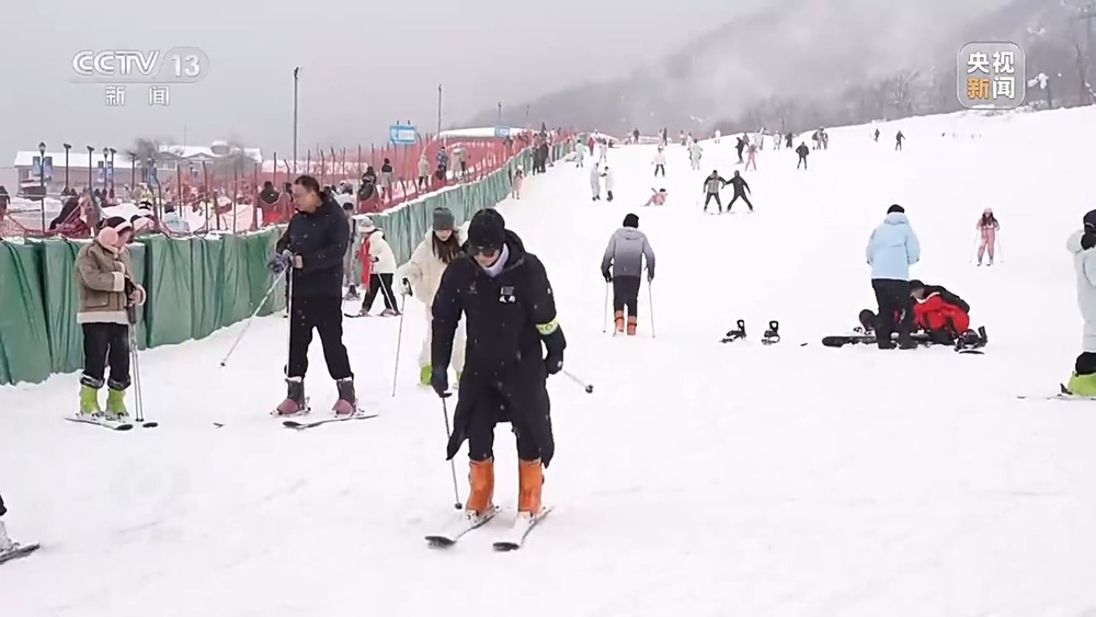 完美体育网站焦点访谈丨南方也有滑雪场走一起去撒欢(图8)