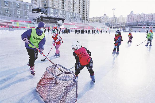 家门口的冰雪场地激发市民冬季运动热情(图1)
