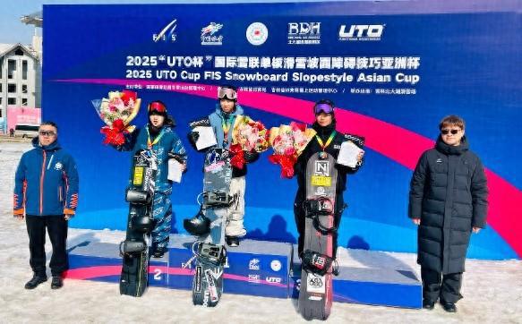 单板滑雪坡面障碍技巧亚洲杯在北大湖开赛中国队包揽女子组前三(图1)
