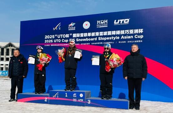 单板滑雪坡面障碍技巧亚洲杯在北大湖开赛中国队包揽女子组前三(图2)