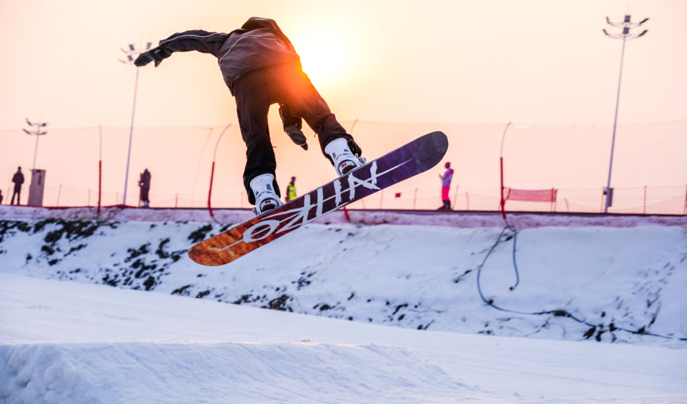 在城市中心攒出一个露天滑雪场(图2)