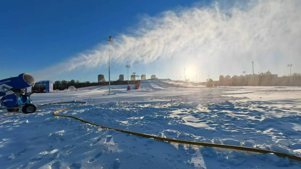 在城市中心攒出一个露天滑雪场(图3)