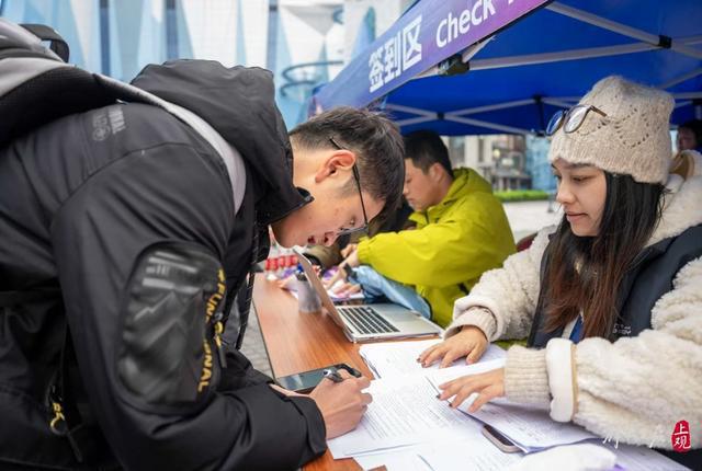 点燃冰雪激情！上海高校学子首次“家门口”雪上竞技(图1)