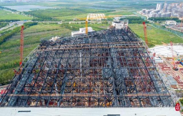 完美体育网站全球最大室内滑雪综合体计划2023年竣工1500名建设者打造临港“冰雪世界”(图1)