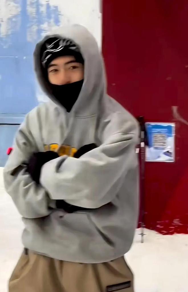 完美体育谢霆锋大儿子和同学滑雪仰头姿势和爸爸如出一辙被曝人缘很好(图2)