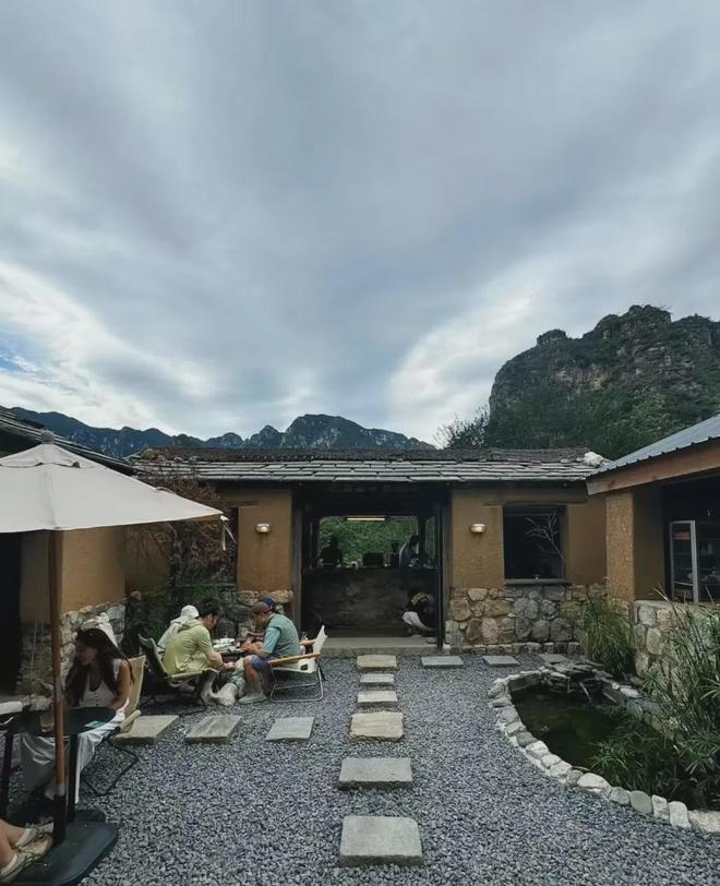 年轻人跟风开村咖幻灭了投几十万改造土房子淡季没人只好关门(图1)