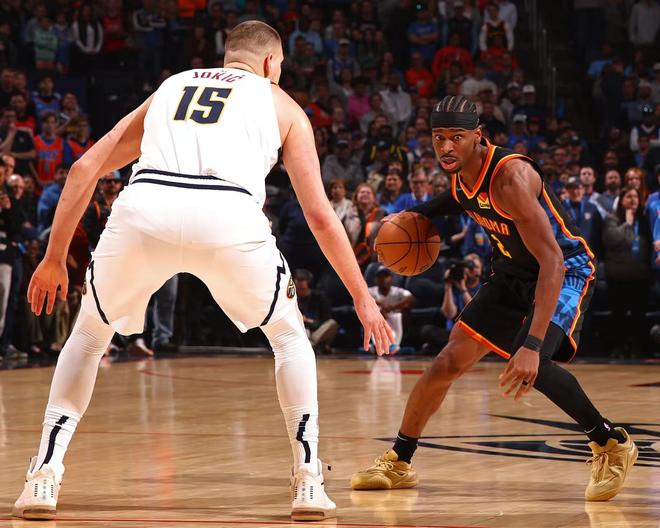 43分大胜！雷霆1-1掘金亚历山大34+8约基奇六犯离场(图1)