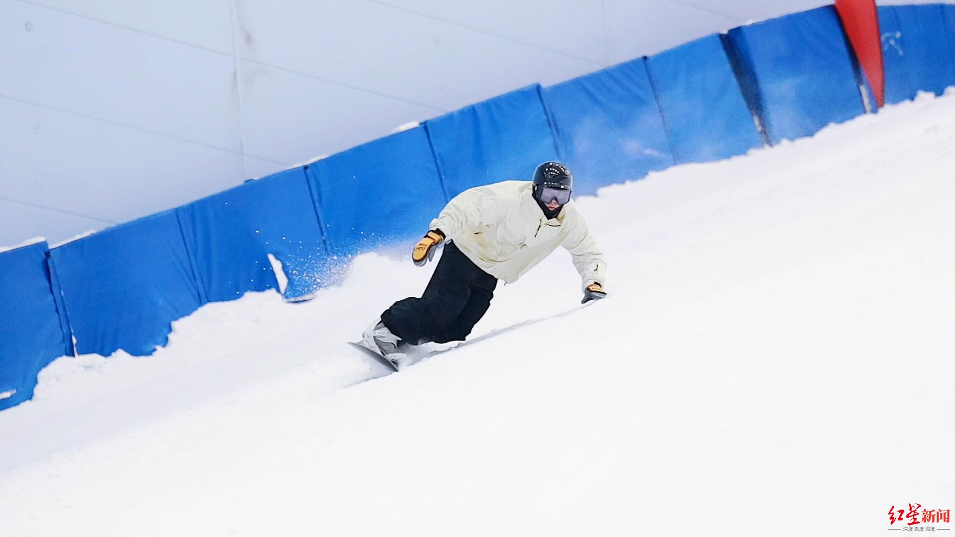 完美体育网站零下6℃的室内滑雪场人气爆满有教练月入10万元！业内人士：来滑雪需提前预约(图2)