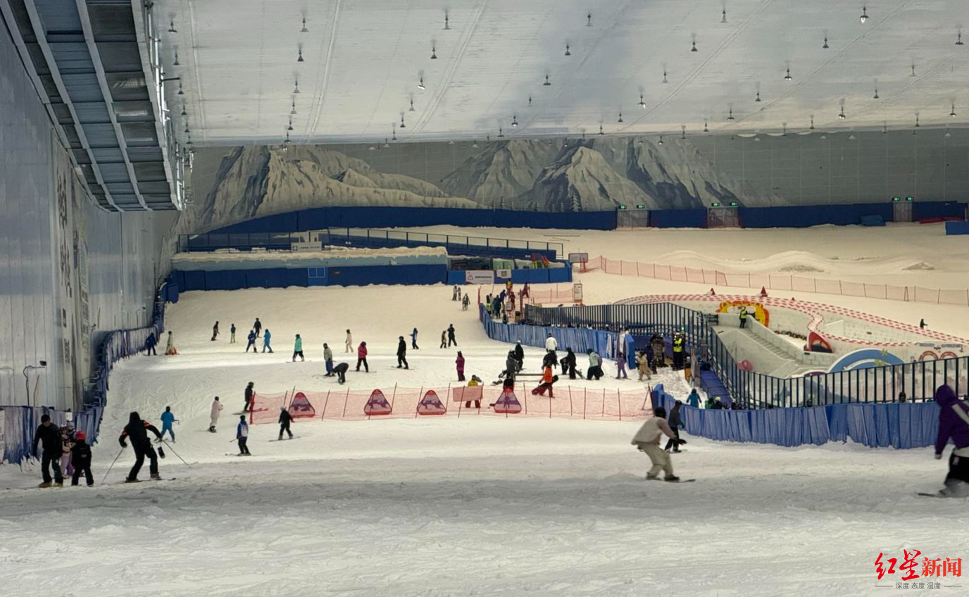 完美体育网站零下6℃的室内滑雪场人气爆满有教练月入10万元！业内人士：来滑雪需提前预约(图1)