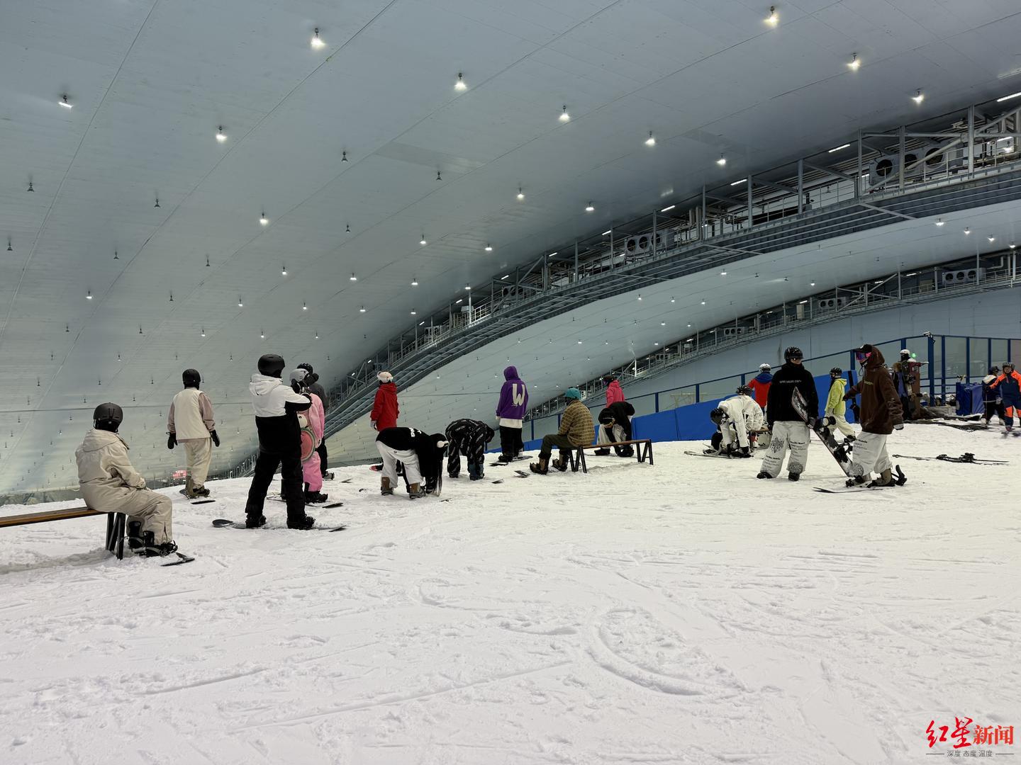 完美体育网站零下6℃的室内滑雪场人气爆满有教练月入10万元！业内人士：来滑雪需提前预约(图3)