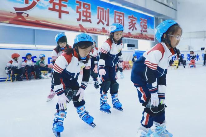 完美体育3000余名延庆娃开启上冰初体验！(图2)