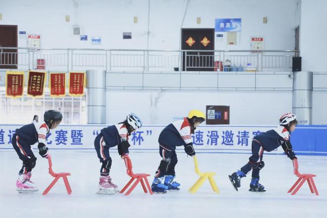 完美体育3000余名延庆娃开启上冰初体验！(图4)
