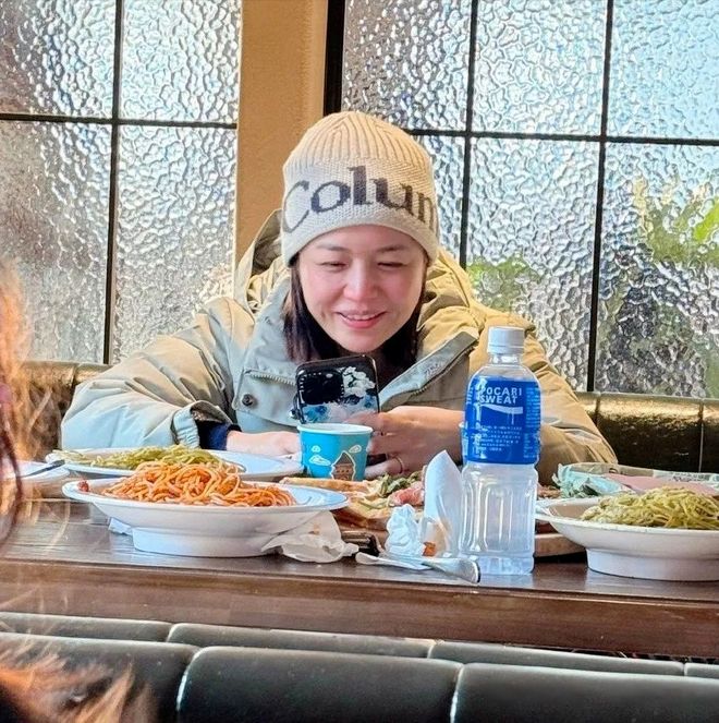 41岁陈妍希滑雪场吃牛肉面面包服包裹身形离婚前1月婚戒未摘(图1)
