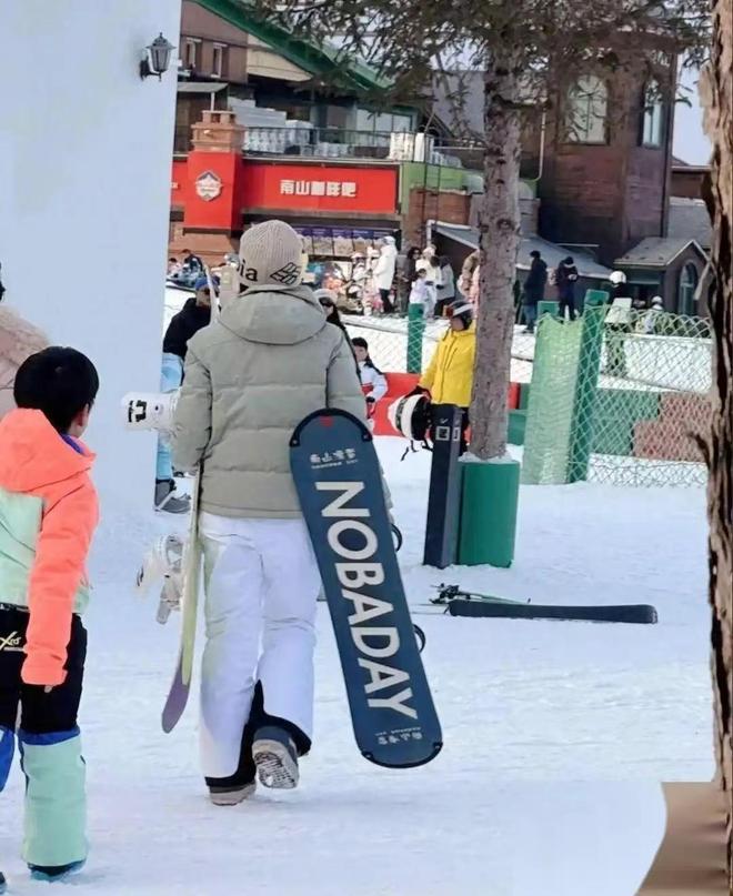 41岁陈妍希滑雪场吃牛肉面面包服包裹身形离婚前1月婚戒未摘(图5)