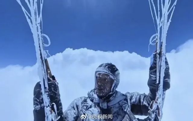 滑翔男子“云吸意外”引热议专业人士：充分保暖或成逃生关键(图2)