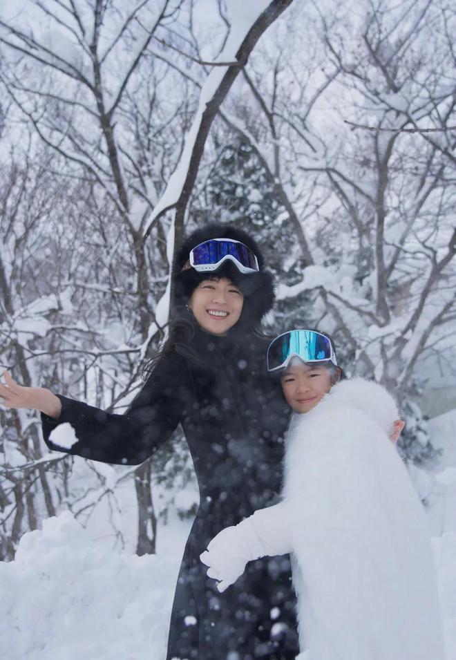 46岁章子怡庆生晒带娃滑雪照穿黑色滑雪服高级洋气关键显年轻(图1)