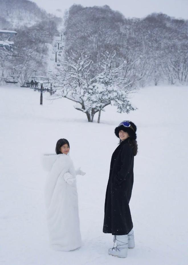 46岁章子怡庆生晒带娃滑雪照穿黑色滑雪服高级洋气关键显年轻(图3)