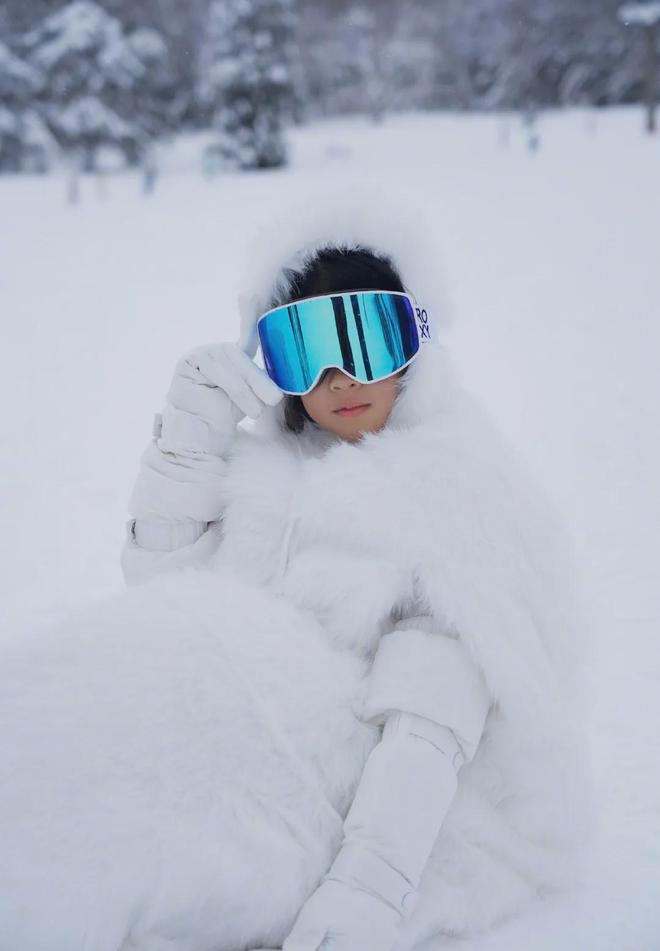46岁章子怡庆生晒带娃滑雪照穿黑色滑雪服高级洋气关键显年轻(图6)
