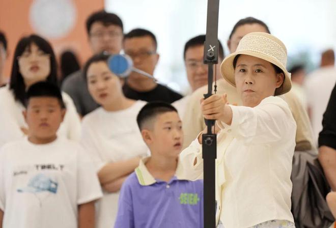 比星巴克还热闹聪明人开始靠商场“爬墙”赚钱了行业观察完美体育网站(图2)