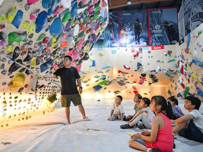 比星巴克还热闹聪明人开始靠商场“爬墙”赚钱了行业观察完美体育网站(图1)