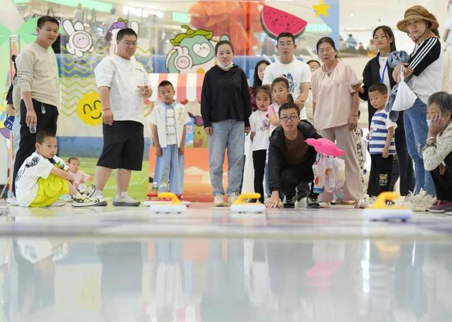 比星巴克还热闹聪明人开始靠商场“爬墙”赚钱了行业观察完美体育网站(图3)