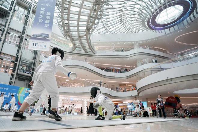 比星巴克还热闹聪明人开始靠商场“爬墙”赚钱了行业观察完美体育网站(图4)