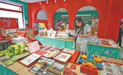 走到主题邮局打卡去(图1)