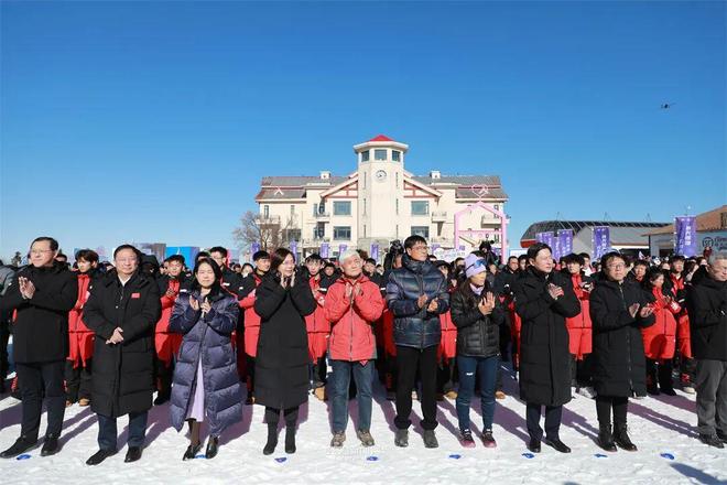 冰天雪地再燃新季高山之巅激情开板丨2025—2026年哈尔滨冰雪季盛大启幕(图2)