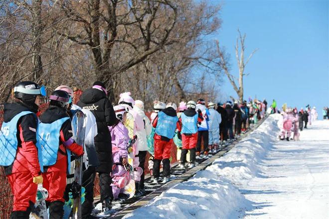 冰天雪地再燃新季高山之巅激情开板丨2025—2026年哈尔滨冰雪季盛大启幕(图4)