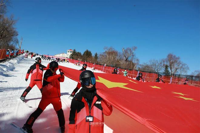 冰天雪地再燃新季高山之巅激情开板丨2025—2026年哈尔滨冰雪季盛大启幕(图1)