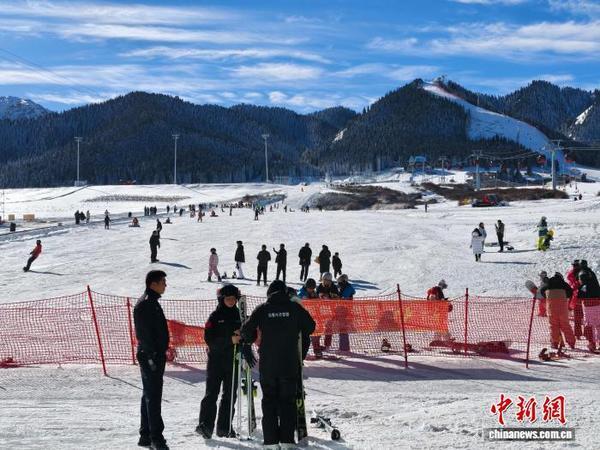 新疆开启新雪季冰雪游向“新”而行(图1)