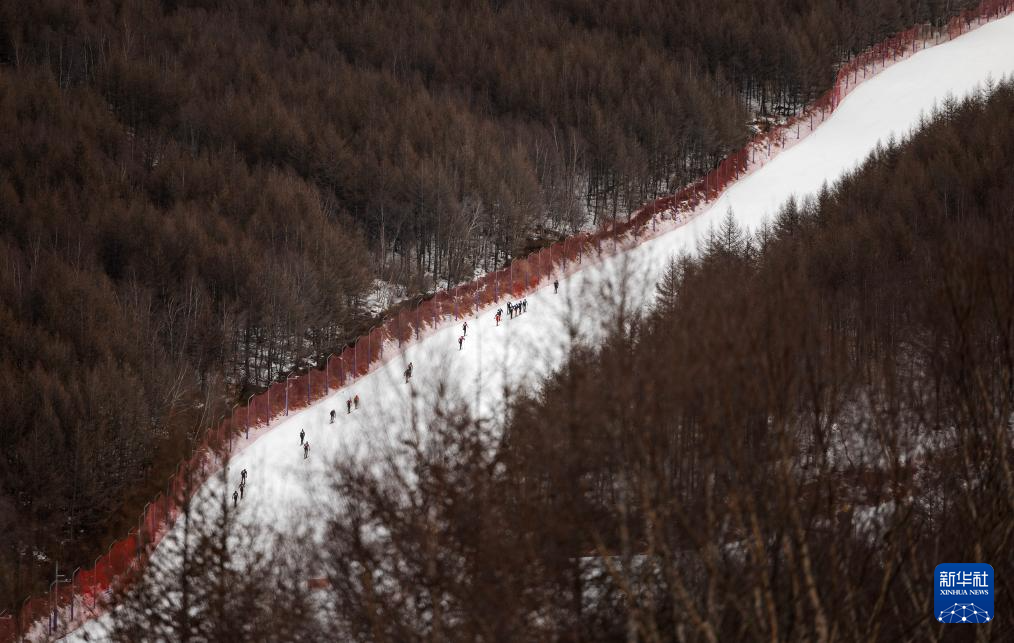 滑雪登山——2025年全国挑战赛在崇礼举行(图1)