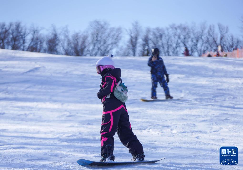 新雪季开启!影像见证中国滑雪“华丽转身”(图1)