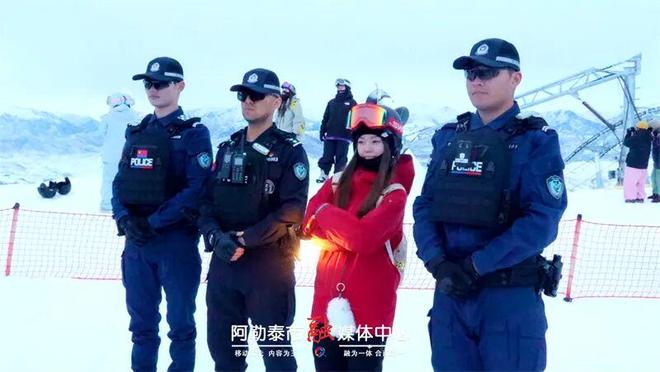 温暖金山丨冰雪世界添“警色”阿勒泰民警暖心护游(图1)
