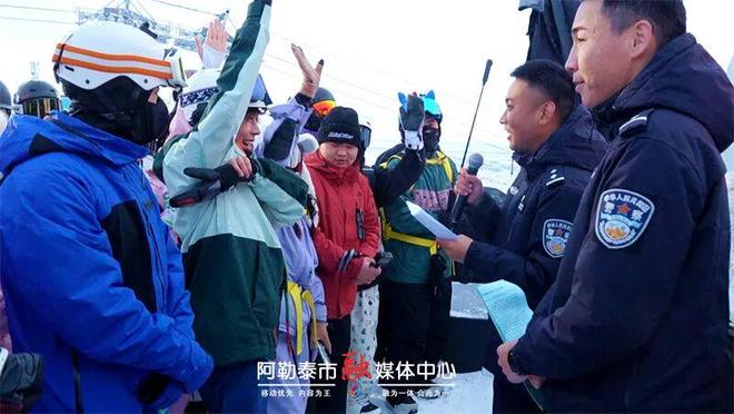 温暖金山丨冰雪世界添“警色”阿勒泰民警暖心护游(图3)