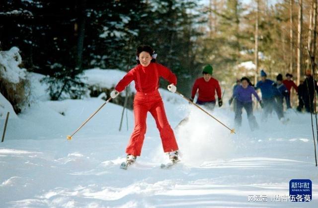 时光相册丨新雪季开启!影像见证中国滑雪“华丽转身”(图6)