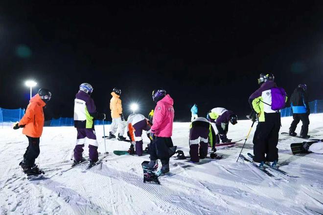 完美体育网站雪舞山巅背后坦博尔的冰雪专业化破局之路(图2)
