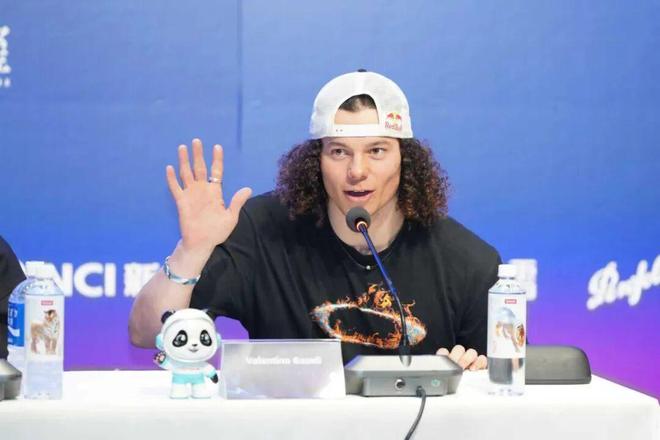 2025-2026赛季长虹·国际雪联单板及自由式滑雪大跳台世界杯（北京站）运动员见面会在京举行(图5)