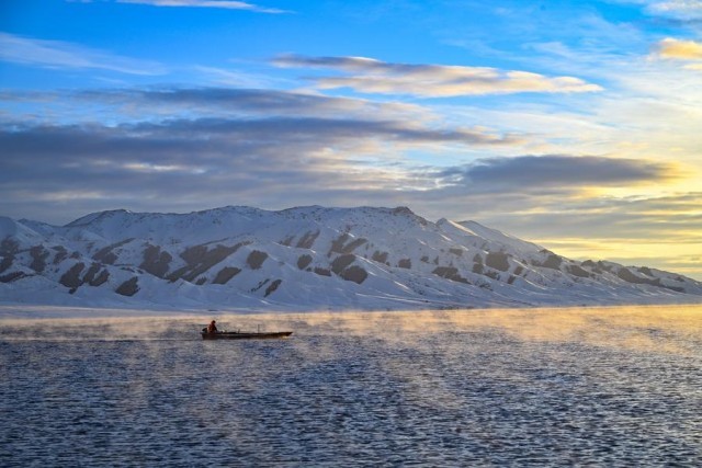 雪映湖光用滑雪解锁赛里木湖的冬日限定(图4)