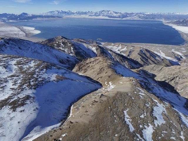 雪映湖光用滑雪解锁赛里木湖的冬日限定(图2)
