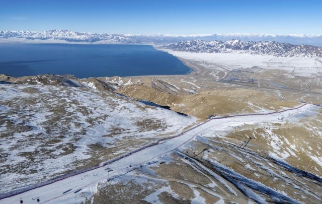 雪映湖光用滑雪解锁赛里木湖的冬日限定(图3)