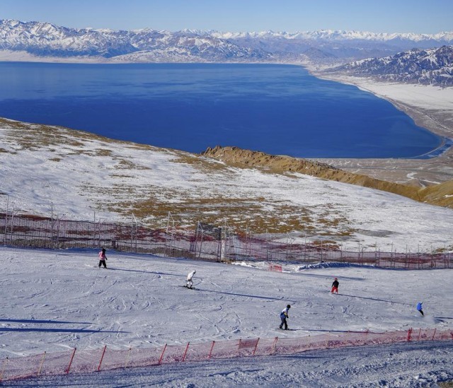 雪映湖光用滑雪解锁赛里木湖的冬日限定(图5)